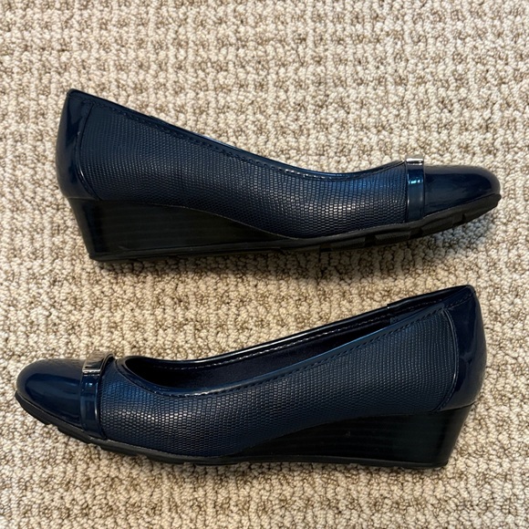 Giani Bernini Dark Blue Wedge with Silver Accent - Picture 5 of 8